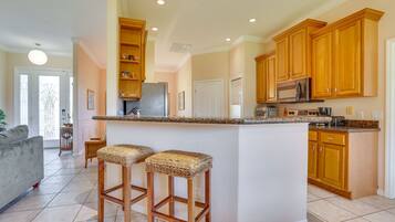 House (4 Bedrooms) | Private kitchen | Microwave, oven, stovetop, dishwasher