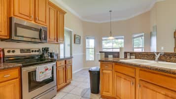 House (4 Bedrooms) | Private kitchen | Microwave, oven, stovetop, dishwasher