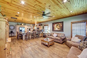 House (3 Bedrooms) | Living area | TV - Jefferson Vacation Rental With Golf Cart! (Jefferson)