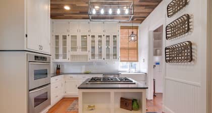 WFH Friendly: Abode w/ Balcony in Columbus!