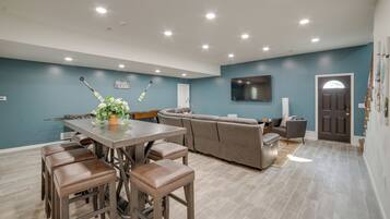 House (5 Bedrooms) | Interior