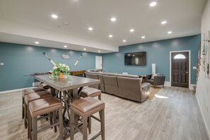 House (5 Bedrooms) | Interior