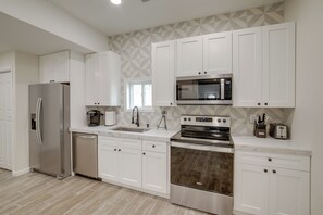 House (5 Bedrooms) | Interior