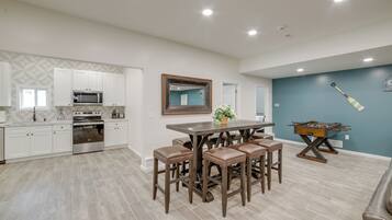 House (5 Bedrooms) | Interior
