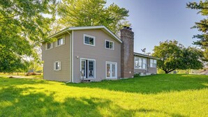 Unclassified image, 4 of 26, button - Lexington Home w/ Sunroom ~ 1 Mi to Lake Huron! (Lexington)