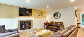 Charming Oregon Home w/ Private Pickleball Court!