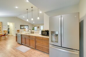 House (3 Bedrooms) | Interior - Hawthorne Vacation Rental w/ Access to Cue Lake (Hawthorne)