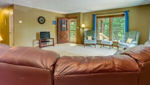 Living area - Pittsburg Cabin w/ Grill & Fire Pit! (Pittsburg)