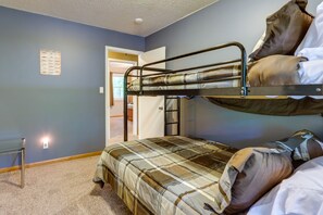 3 habitaciones, espacio para trabajar con laptop y ropa de cama 