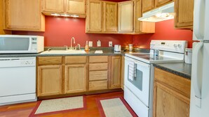 Private kitchen - Pittsburg Cabin w/ Grill & Fire Pit! (Pittsburg)