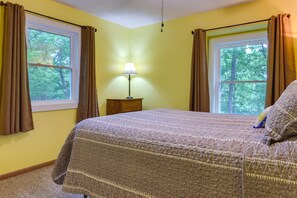 3 bedrooms, laptop workspace, bed sheets - Pittsburg Cabin w/ Grill & Fire Pit! (Pittsburg)