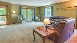 Living area - Pittsburg Cabin w/ Grill & Fire Pit! (Pittsburg)