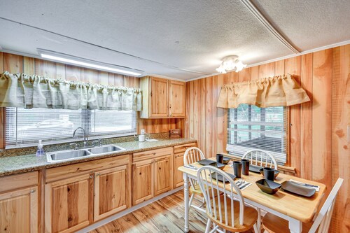 Eufaula Retreat: Community Pool & Screened Porch!