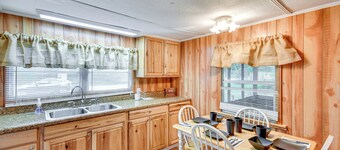 Eufaula Retreat: Community Pool & Screened Porch!