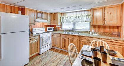 Eufaula Retreat: Community Pool & Screened Porch!