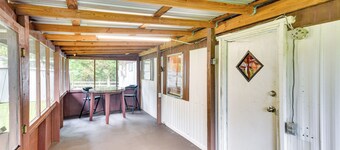 Eufaula Retreat: Community Pool & Screened Porch!