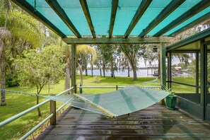 A hammock under a wooden pergola with a view of a lake and trees. - Waterfront Georgetown Retreat on Lake George! (Georgetown)