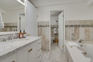 Interior - Kenmore Retreat w/ Shared Hot Tub - 1 Mi to Lake! (Kenmore)