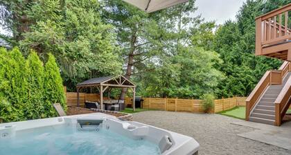 Kenmore Retreat w/ Shared Hot Tub - 1 Mi to Lake!