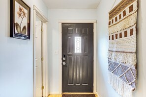 Apartment (0 Bedroom) | Interior - Walkable Paradise: Downtown Puyallup Studio! (Puyallup)