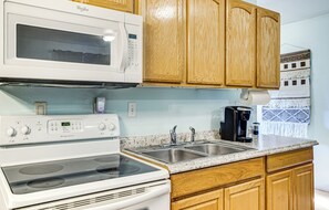 Apartment (0 Bedroom) | Interior - Walkable Paradise: Downtown Puyallup Studio! (Puyallup)