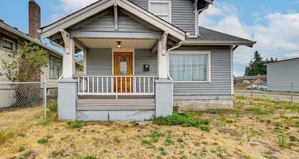 Charming Puyallup Home w/ Fireplace!