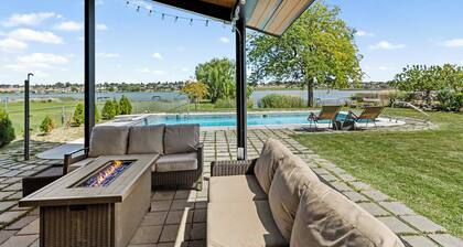 Lakefront Washington Home w/ Private Pool & Sauna