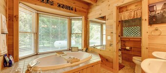 Cabin w/ Hot Tub + Fishing Pond in Del Rio!