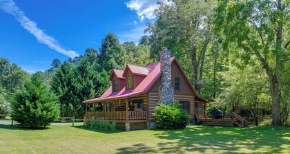 Cabin w/ Hot Tub + Fishing Pond in Del Rio!