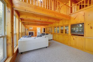 House (6 Bedrooms) | Interior