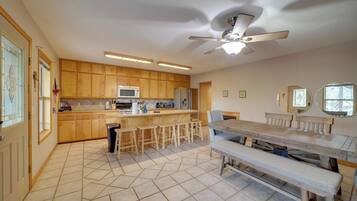 House (6 Bedrooms) | Interior