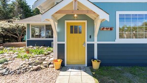 Cottage (1 Bedroom) | Interior - Sequim Escape w/ Gas Grill & Deck, Walk to Beach! (Sequim)