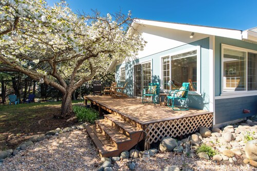 Sequim Escape w/ Gas Grill & Deck, Walk to Beach!