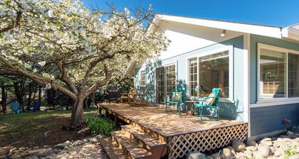 Sequim Escape w/ Gas Grill & Deck, Walk to Beach!