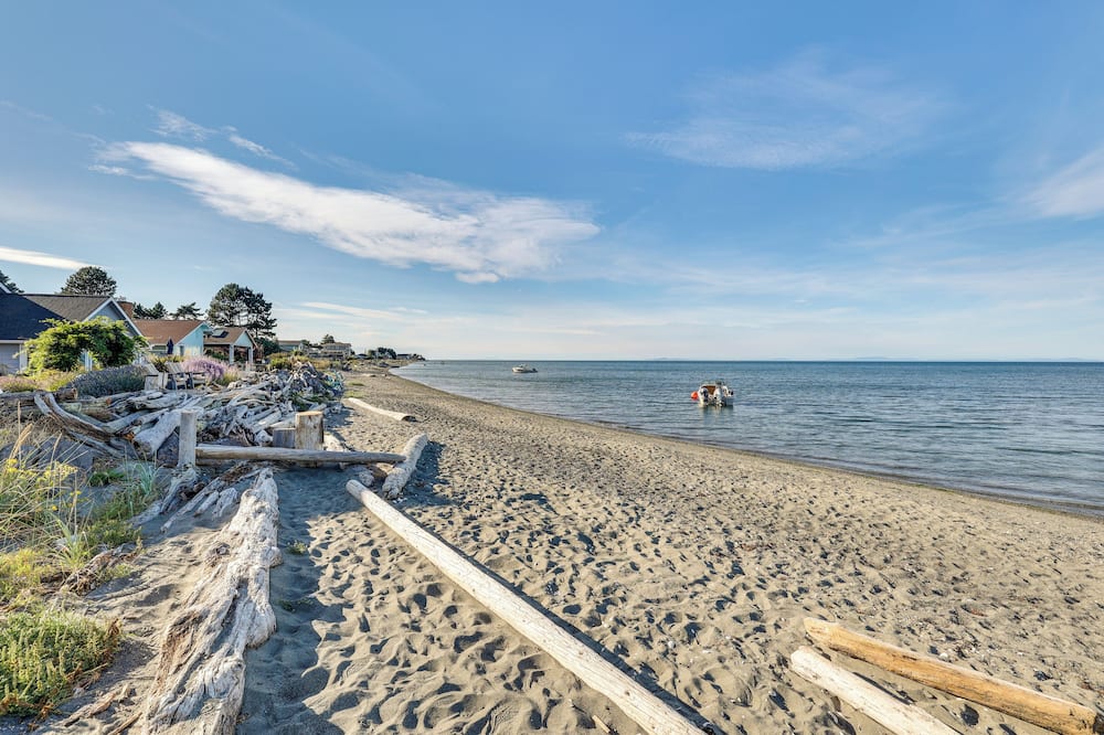 Sequim Escape w/ Gas Grill & Deck, Walk to Beach!