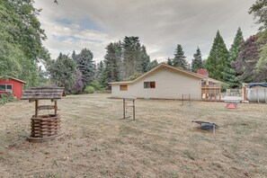 Property grounds - Sequim Vacation Rental w/ Private Pool & Fire Pit! (Sequim)