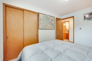 3 bedrooms, laptop workspace, iron/ironing board, bed sheets - Sequim Vacation Rental w/ Private Pool & Fire Pit! (Sequim)