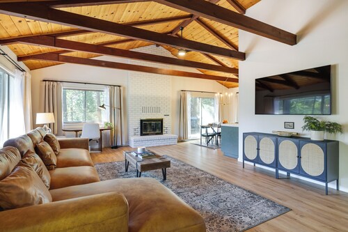 Deck & Fire Pit: Stunning Twain Harte Cabin!