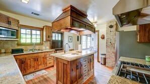 House (3 Bedrooms) | Private kitchen | Microwave, oven, stovetop, dishwasher