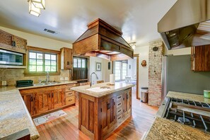 House (3 Bedrooms) | Private kitchen | Microwave, oven, stovetop, dishwasher - Pet-friendly Springville Vacation Rental w/ Grill! (Springville)