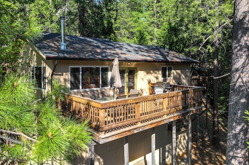 Cozy Mi-wuk Village Cabin w/ Deck!