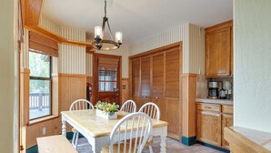 A kitchen with a wooden table and chairs, a chandelier, and wooden cabinets. - Mi-wuk Village Vacation Rental w/ Multi-level Deck (Mi-Wuk Village)