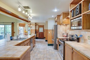 House (4 Bedrooms) | Interior - Mi-wuk Village Vacation Rental w/ Multi-level Deck (Mi-Wuk Village)