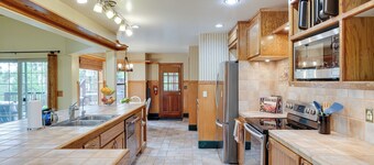 Mi-wuk Village Vacation Rental w/ Multi-level Deck
