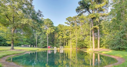 Kilgore Gem: Pet-friendly Cabin w/ Duck Pond!