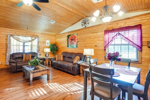 Kilgore Gem: Pet-friendly Cabin w/ Duck Pond!