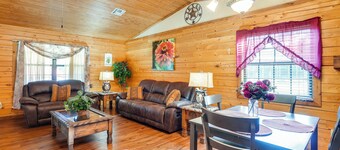 Kilgore Gem: Pet-friendly Cabin w/ Duck Pond!