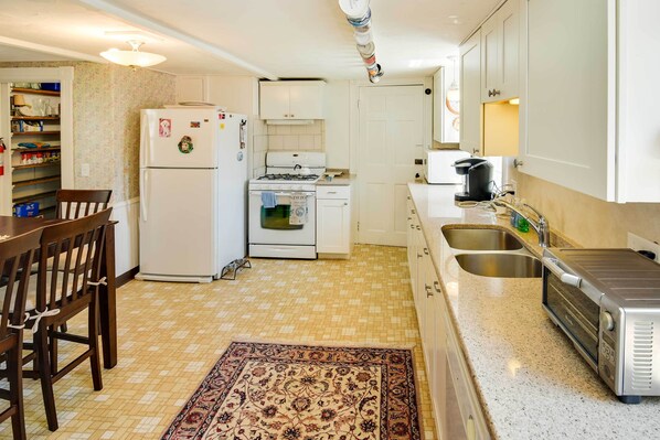 Apartment (2 Bedrooms) | Interior - Historic Warren Vacation Rental: Walk to Beaches! (Warren)