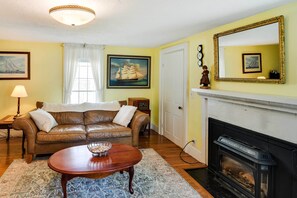 Apartment (2 Bedrooms) | Interior - Historic Warren Vacation Rental: Walk to Beaches! (Warren)