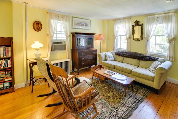 Apartment (2 Bedrooms) | Interior - Historic Warren Vacation Rental: Walk to Beaches! (Warren)